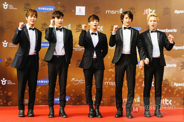 Hongki (F.T. Island) tạo d&aacute;ng "kh&oacute; đỡ" tr&ecirc;n thảm đỏ "Grammy H&agrave;n" 13