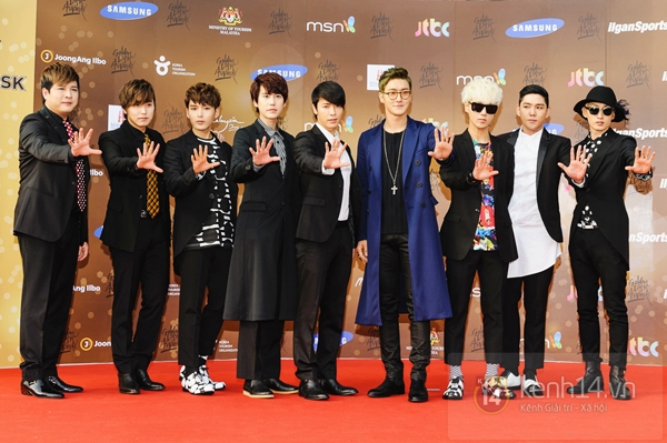 Hongki (F.T. Island) tạo d&aacute;ng "kh&oacute; đỡ" tr&ecirc;n thảm đỏ "Grammy H&agrave;n" 4