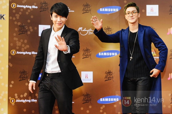 Hongki (F.T. Island) tạo d&aacute;ng "kh&oacute; đỡ" tr&ecirc;n thảm đỏ "Grammy H&agrave;n" 5