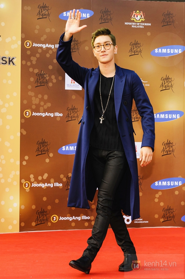 Hongki (F.T. Island) tạo d&aacute;ng "kh&oacute; đỡ" tr&ecirc;n thảm đỏ "Grammy H&agrave;n" 6