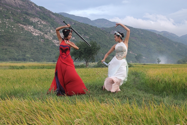 Tăng Thanh H&agrave; bị treo ngược 4