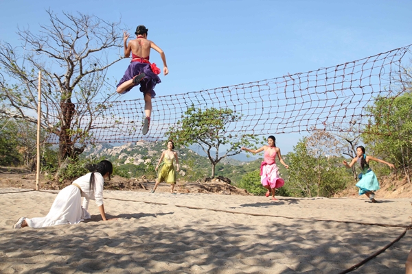 Tăng Thanh H&agrave; bị treo ngược 6