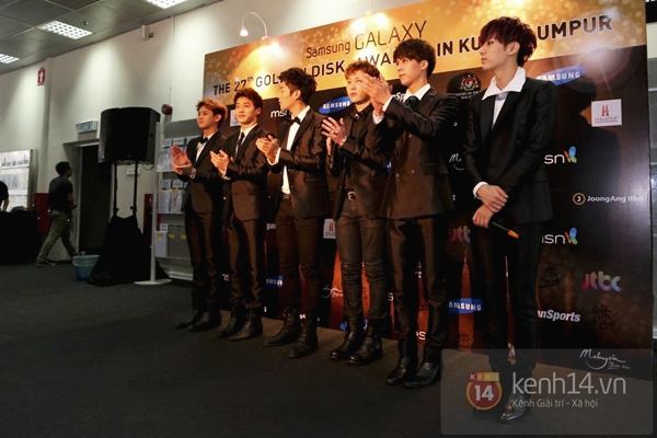 Hongki (F.T. Island) tạo d&aacute;ng "kh&oacute; đỡ" tr&ecirc;n thảm đỏ "Grammy H&agrave;n" 17