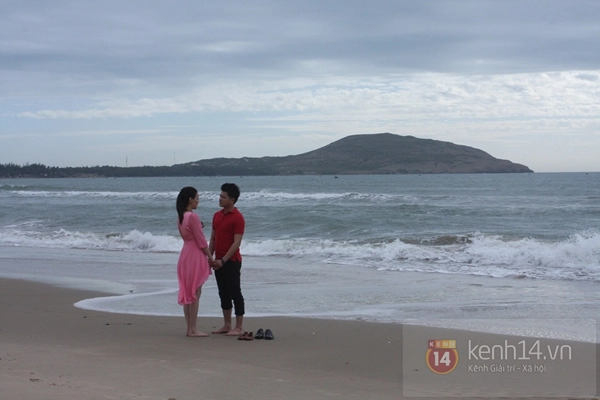 Trang Nhung lại hôn nhiệt tình trên bờ biển 1
