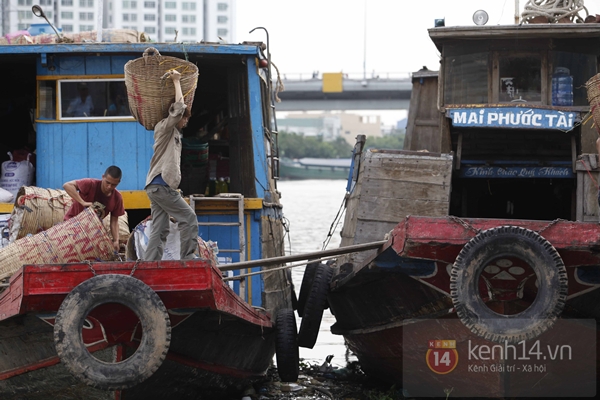 Minh Hằng rớt xuống sông đầy rác vì "Vừa đi vừa khóc" 1