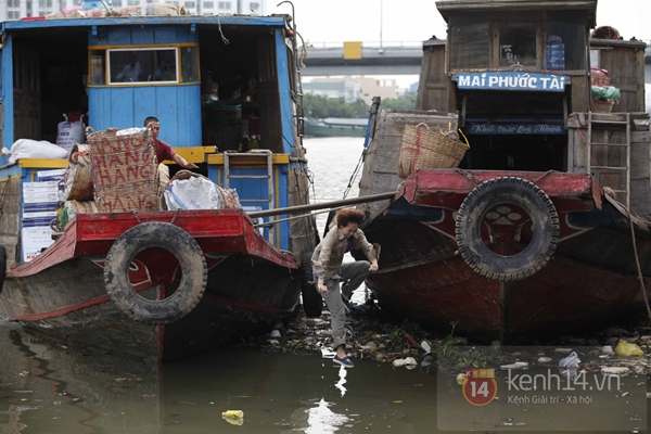 Minh Hằng rớt xuống sông đầy rác vì "Vừa đi vừa khóc" 3