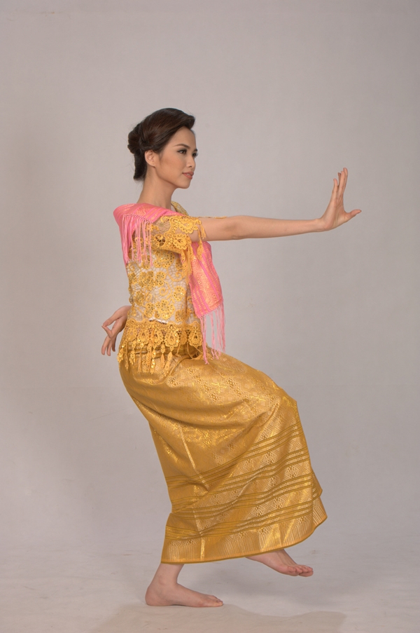 Hoa hậu Diễm Hương hóa vũ nữ Campuchia 5