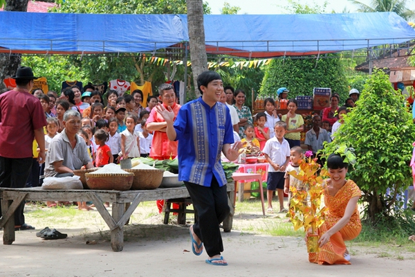 Dân Campuchia vây xem "Hai Lúa" Trấn Thành... múa 1