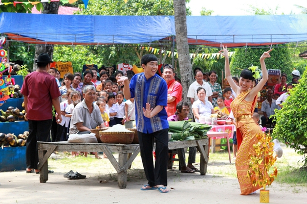 Dân Campuchia vây xem "Hai Lúa" Trấn Thành... múa 2