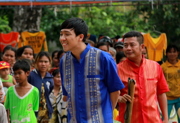 Dân Campuchia vây xem "Hai Lúa" Trấn Thành... múa 5