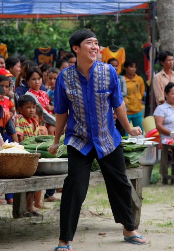 Dân Campuchia vây xem "Hai Lúa" Trấn Thành... múa 6