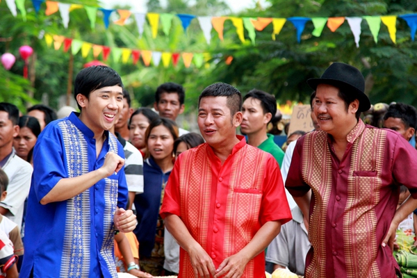 Dân Campuchia vây xem "Hai Lúa" Trấn Thành... múa 3