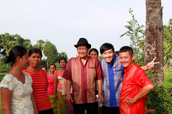 Dân Campuchia vây xem "Hai Lúa" Trấn Thành... múa 12