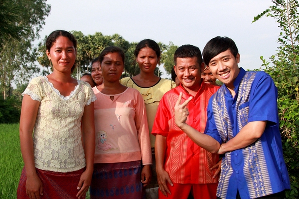 Dân Campuchia vây xem "Hai Lúa" Trấn Thành... múa 13