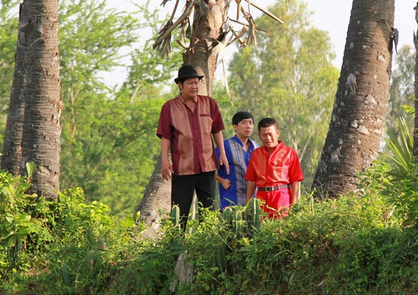 Dân Campuchia vây xem "Hai Lúa" Trấn Thành... múa 10