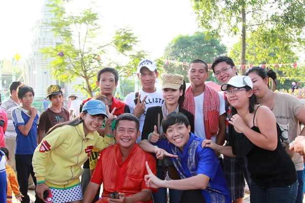D&acirc;n Campuchia v&acirc;y xem "Hai L&uacute;a" Trấn Th&agrave;nh... m&uacute;a 14