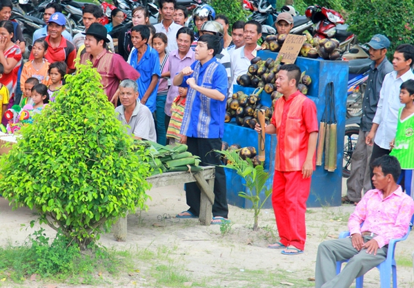 Dân Campuchia vây xem "Hai Lúa" Trấn Thành... múa 4