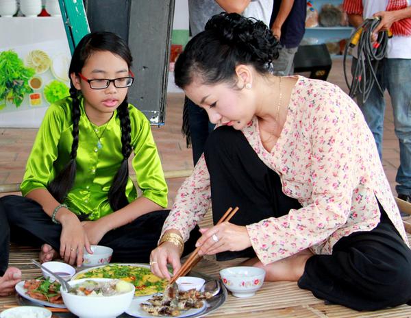 Danh hài Thúy Nga bán bánh canh nuôi Phương Mỹ Chi 2