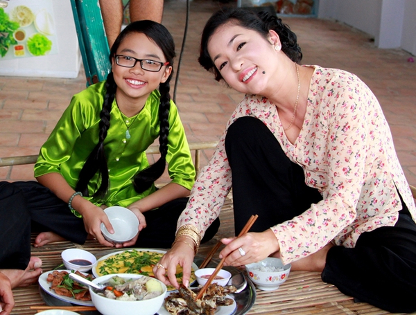 Danh hài Thúy Nga bán bánh canh nuôi Phương Mỹ Chi 1