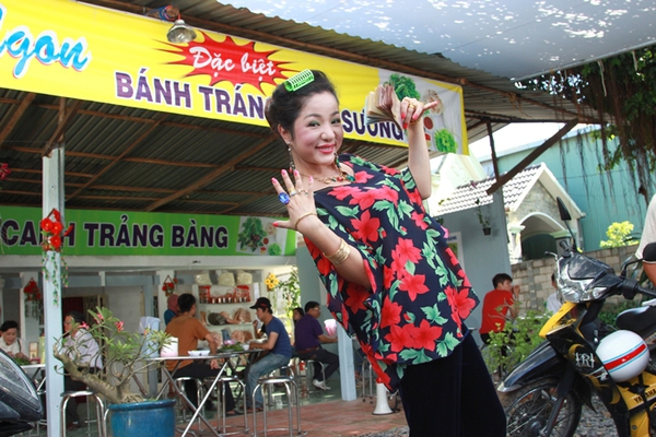 Danh hài Thúy Nga bán bánh canh nuôi Phương Mỹ Chi 7