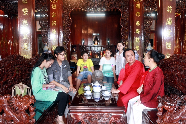 "Vợ chồng" Hoài Linh - Việt Hương "đối đầu" mùa phim Tết 7