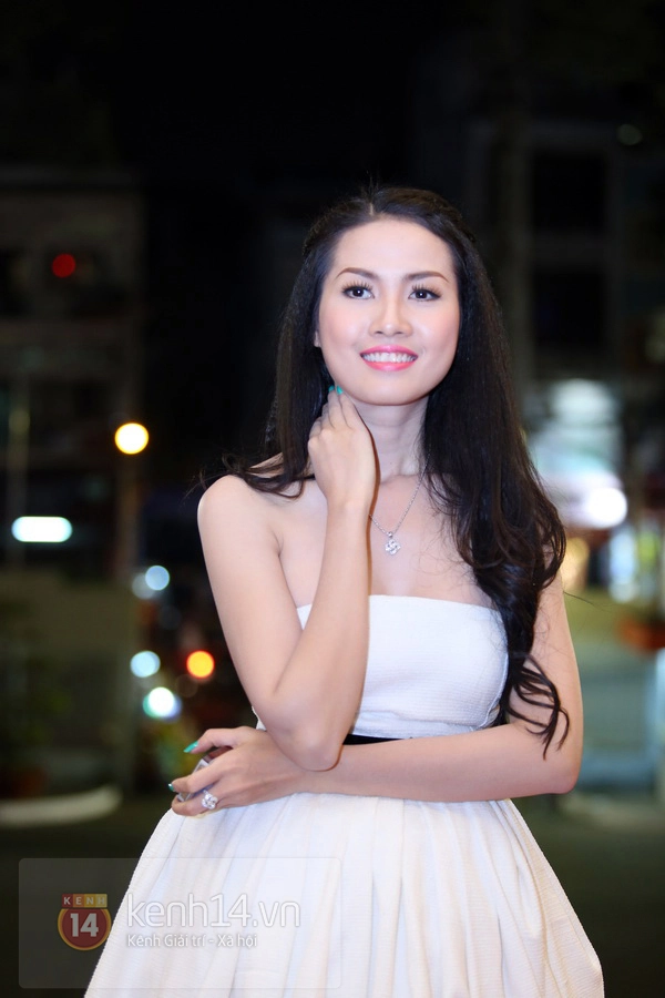 Trấn Th&agrave;nh giữ khư khư bạn g&aacute;i xinh đẹp giữa họp b&aacute;o 6