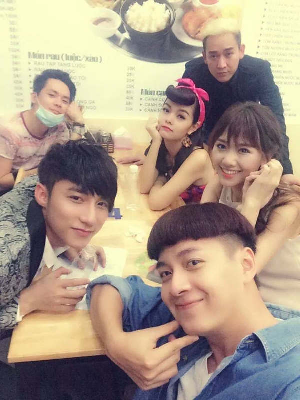 Sơn Tùng M-TP và Ngô Kiến Huy khoác tay tình "củm" cùng hóa thỏ 5
