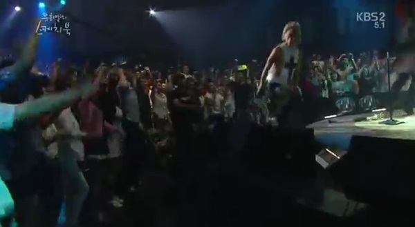 Khán giả nhảy theo G-Dragon trong sân khấu trở lại 2