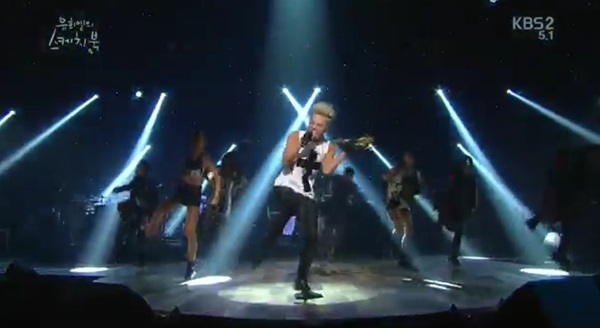 Khán giả nhảy theo G-Dragon trong sân khấu trở lại 3