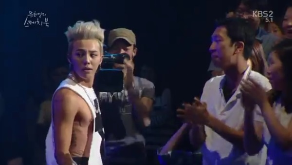 Khán giả nhảy theo G-Dragon trong sân khấu trở lại 4