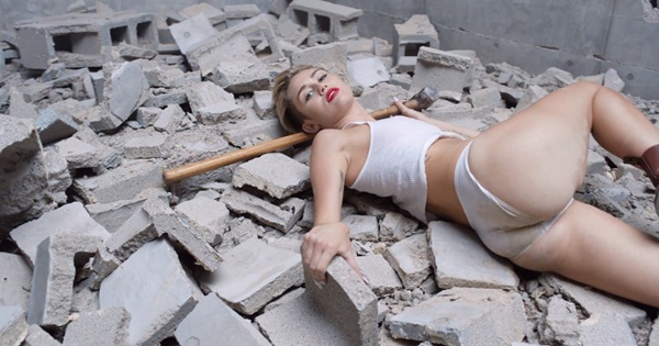 MV "không mặc gì" của Miley Cyrus phá vỡ kỉ lục Vevo 3