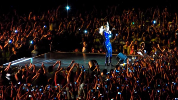 Beyoncé bị fan cuồng kéo bật ngửa trên sân khấu 2