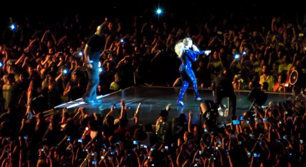 Beyoncé bị fan cuồng kéo bật ngửa trên sân khấu 7