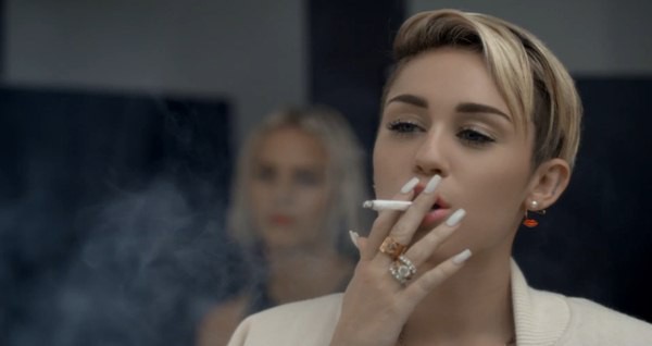 Miley Cyrus mặc đồ cũn cỡn trong MV của "bạn trai tin đồn" 1