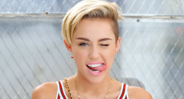 Miley Cyrus mặc đồ cũn cỡn trong MV của "bạn trai tin đồn" 5