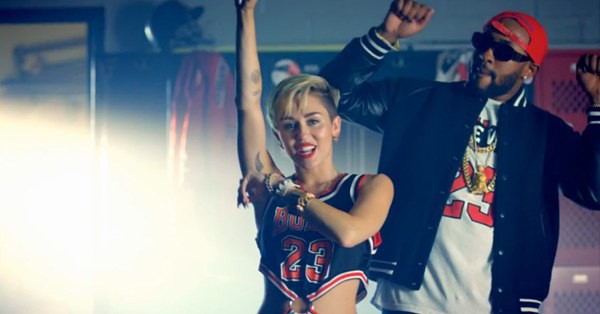 Miley Cyrus mặc đồ cũn cỡn trong MV của "bạn trai tin đồn" 7