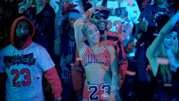Miley Cyrus mặc đồ cũn cỡn trong MV của "bạn trai tin đồn" 10