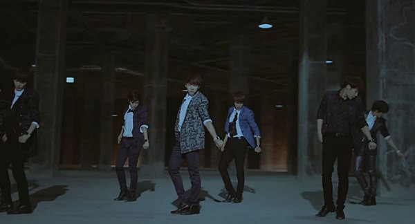 INFINITE gây tò mò với "cô gái lạ mặt" trong MV mới 7