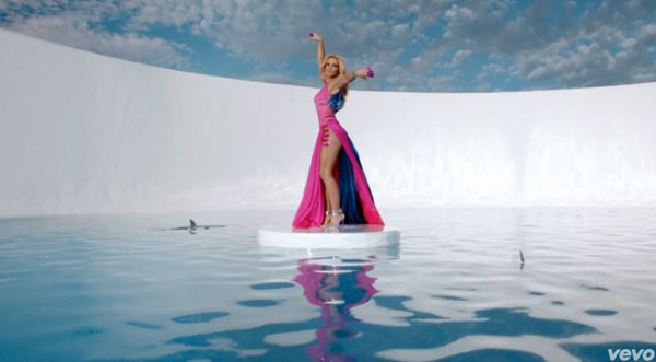 Britney Spears quất roi vun vút vào người vũ công 11