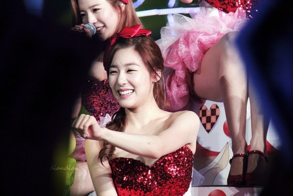 Ngắm SNSD "quậy tưng" s&acirc;n khấu Hồng K&ocirc;ng 53