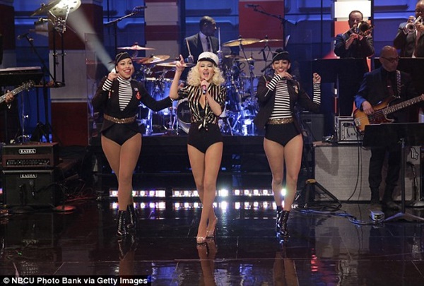 Christina Aguilera lại khoe eo nhỏ, chân thon trên sân khấu 2