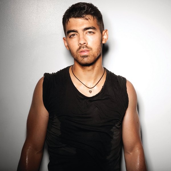 Joe Jonas: Lần đầu hút cần sa là với Miley Cyrus và Demi Lovato 3