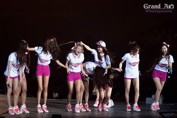 Ngắm SNSD "quậy tưng" s&acirc;n khấu Hồng K&ocirc;ng 136