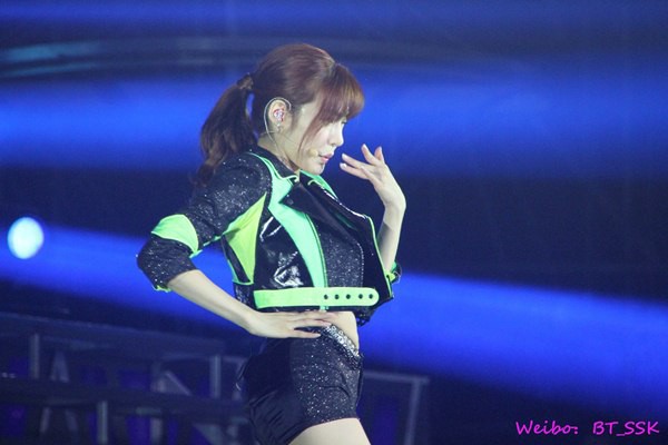 Ngắm SNSD "quậy tưng" s&acirc;n khấu Hồng K&ocirc;ng 34