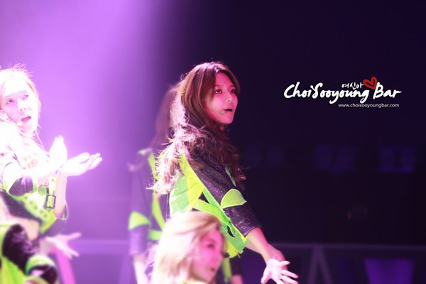 Ngắm SNSD "quậy tưng" s&acirc;n khấu Hồng K&ocirc;ng 36