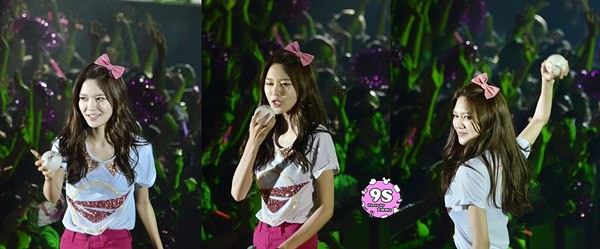 Ngắm SNSD "quậy tưng" s&acirc;n khấu Hồng K&ocirc;ng 108