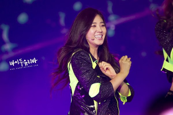 Ngắm SNSD "quậy tưng" s&acirc;n khấu Hồng K&ocirc;ng 39