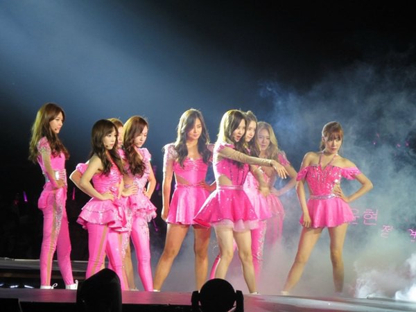 Ngắm SNSD "quậy tưng" s&acirc;n khấu Hồng K&ocirc;ng 31