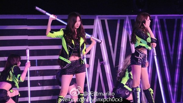 Ngắm SNSD "quậy tưng" s&acirc;n khấu Hồng K&ocirc;ng 33