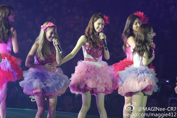 Ngắm SNSD "quậy tưng" s&acirc;n khấu Hồng K&ocirc;ng 63